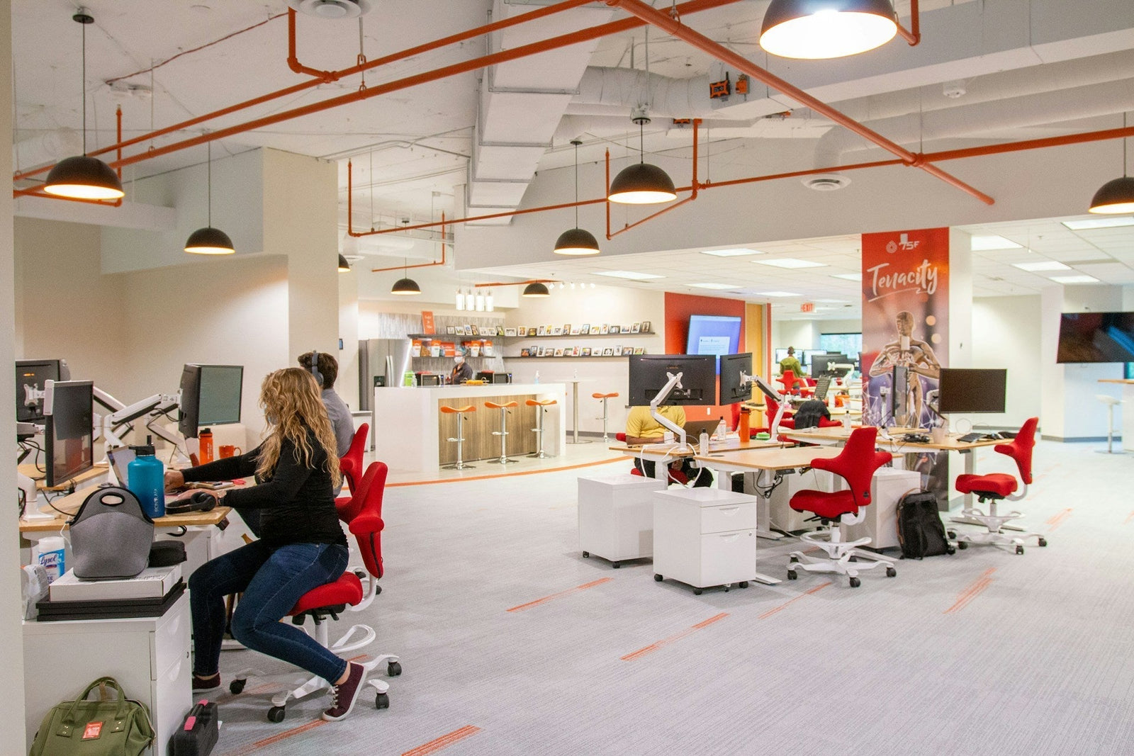 Höhenverstellbare Tische: Warum Unternehmen auf flexible Arbeitsplätze setzen