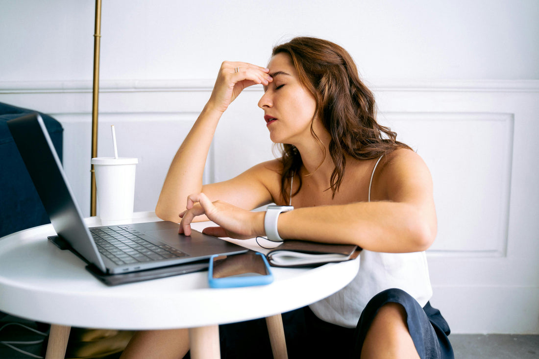 Müde bei der Arbeit? Wie abwechselndes Sitzen und Stehen hilft