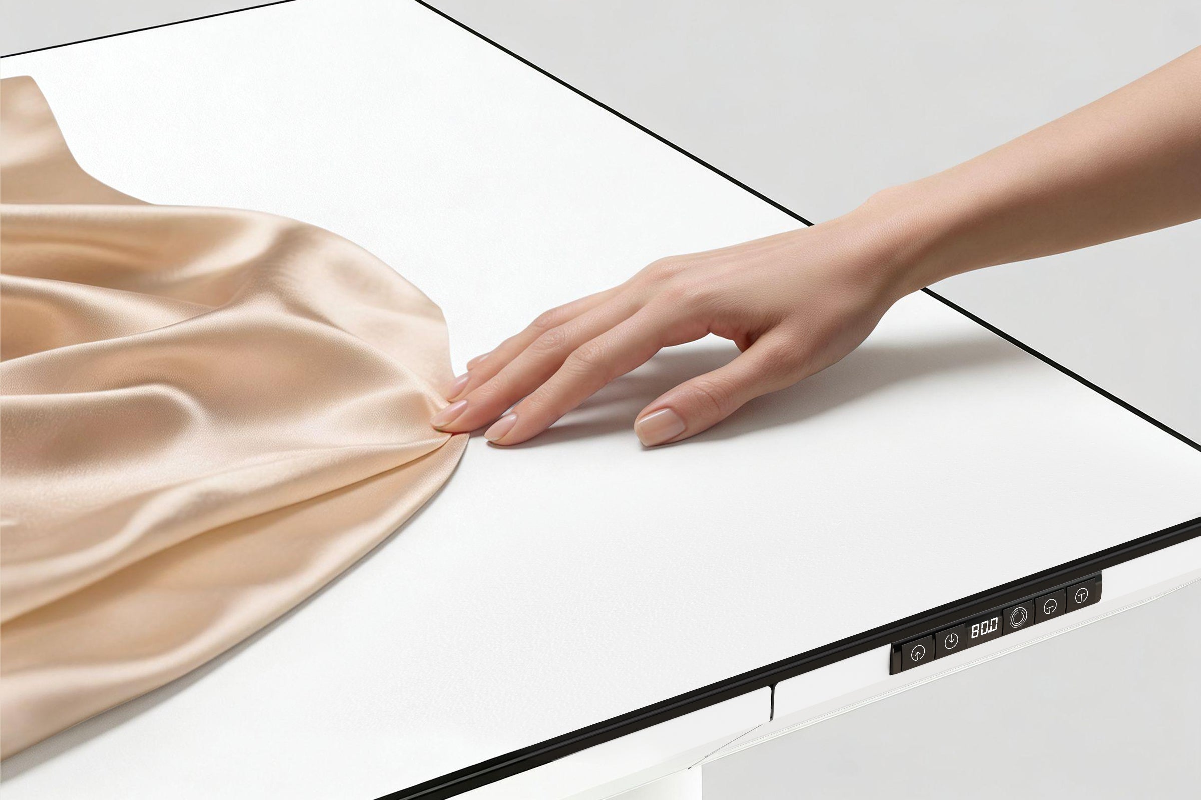 <h3>Zweifarbige Tischplatte mit Soft-Touch-Oberfläche</h3>