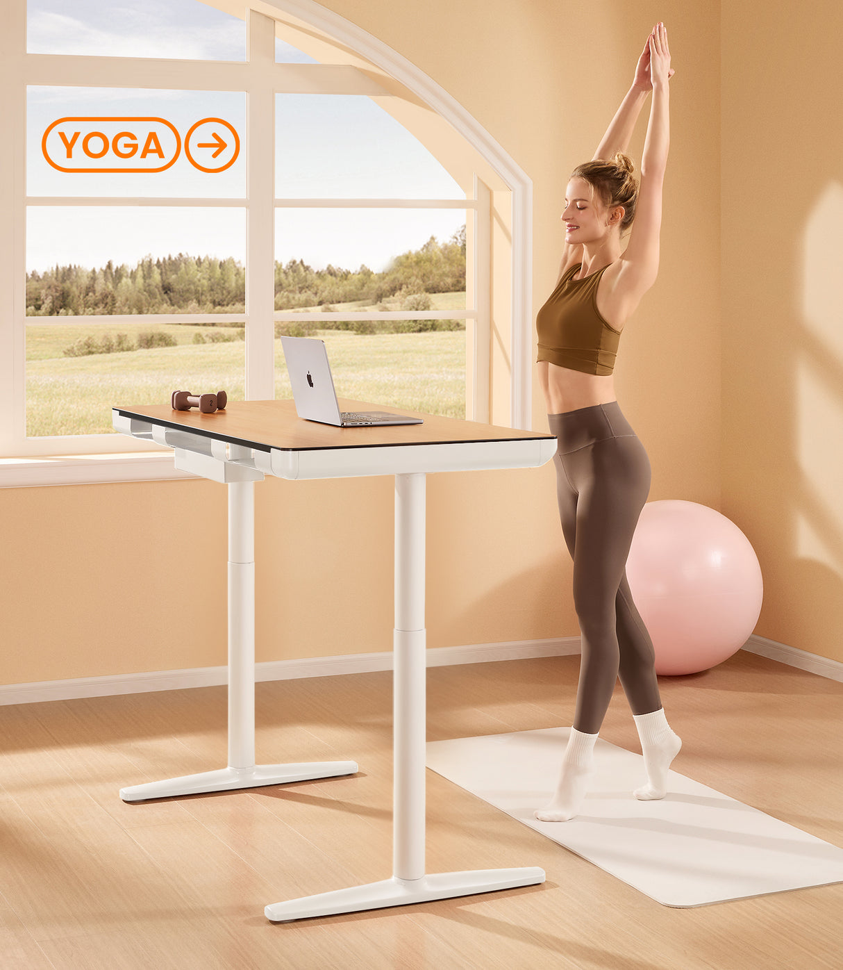 Junge Dame Yoga neben Maidesite höhenverstellbaren Schreibtisch weiß Bein Walnuss oben