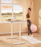 Junge Dame Yoga neben Maidesite höhenverstellbaren Schreibtisch weiß Bein Walnuss oben