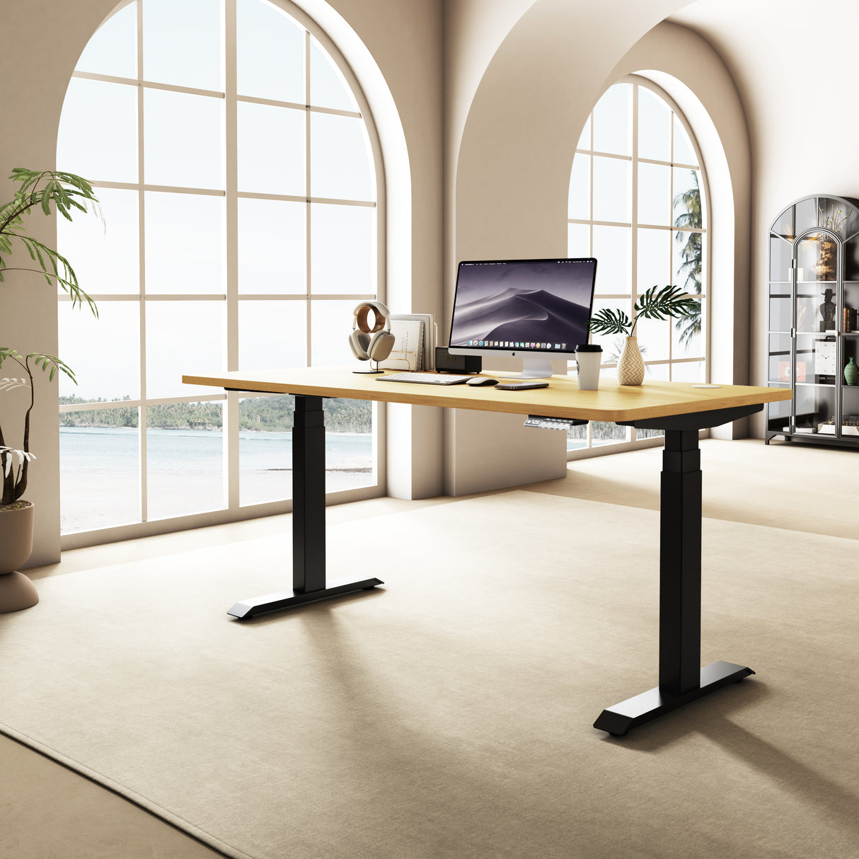 T2 Pro Max höhenverstellbarer Schreibtisch schwarz mit Eichenplatte in großem Büro