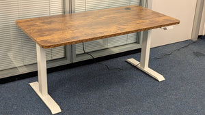 Maidesite T2 Pro Max elektrisch höhenverstellbarer Schreibtisch weißes Tischgestell vintage braune Tischplatte Testfoto by Heise.de