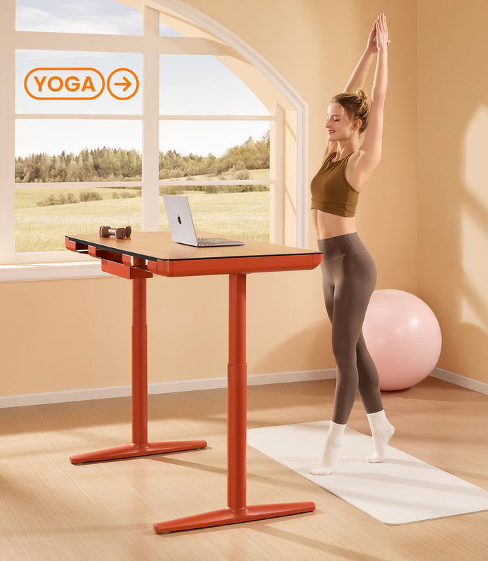 Junge Dame Yoga neben Maiddesite Yoga höhenverstellbaren Schreibtisch orange Rahmen Walnuss Tischplatte